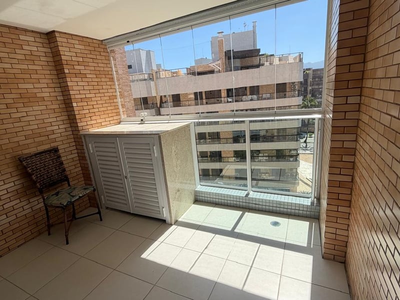 Varanda com armário e vista