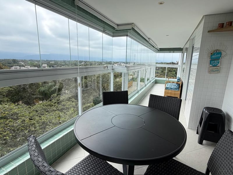 Varanda com mesa e vista