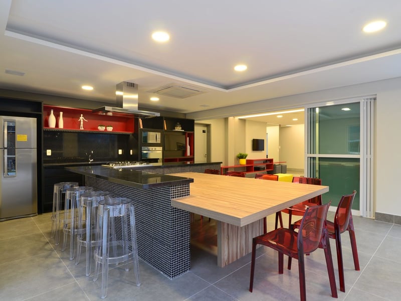1526936935467-red-lounge.jpg