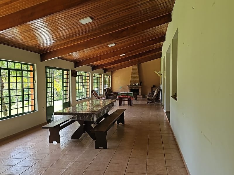 Sítio com 7 quartos à venda