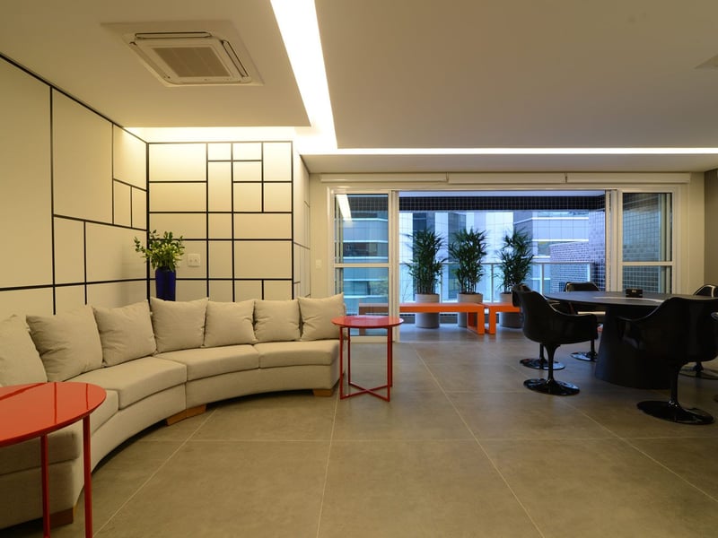 1526936935829-white-lounge.jpg
