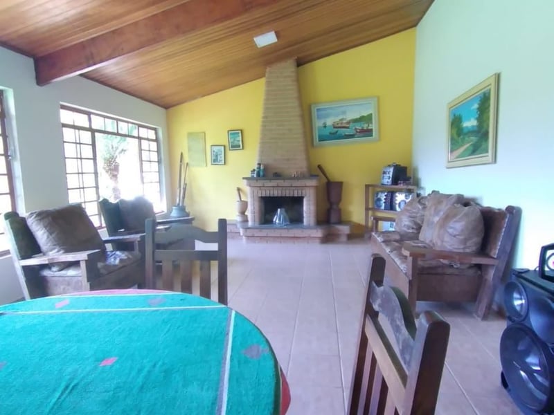 Sítio com 7 quartos à venda