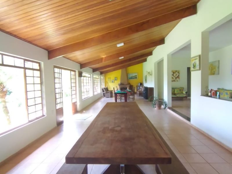 Sítio com 7 quartos à venda