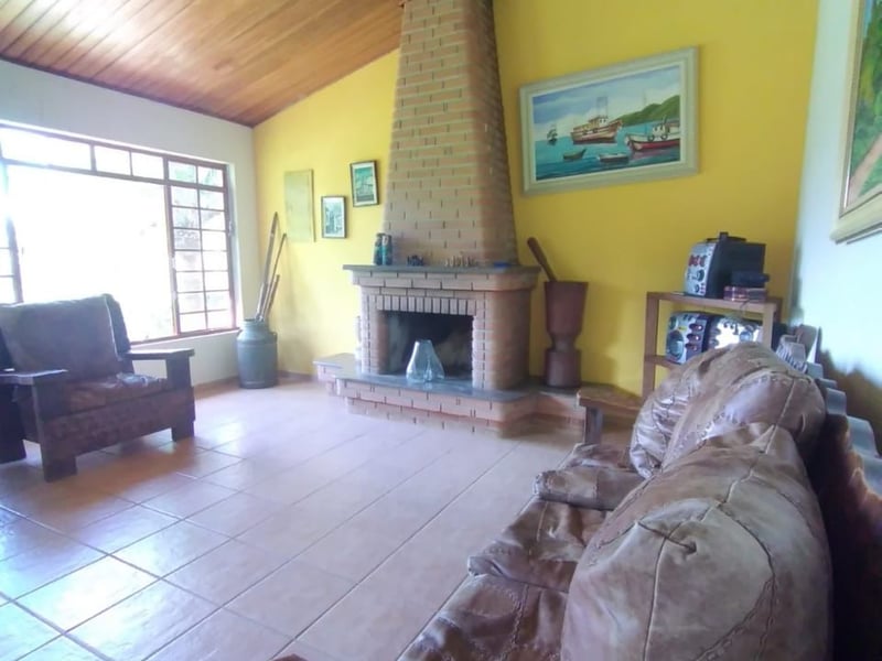 Sítio com 7 quartos à venda