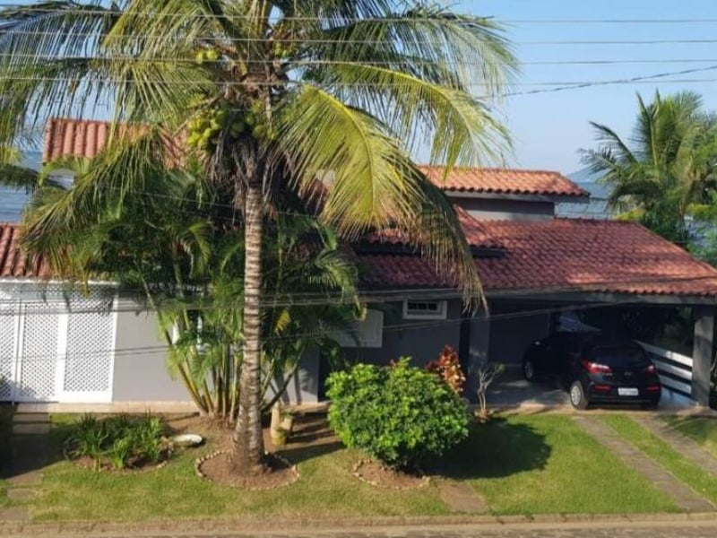 CASA EM CONDOMÍNIO FECHADO EM SÃO SEBASTIÃO - em frente ao mar