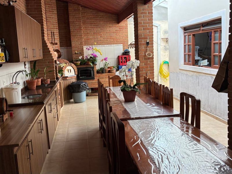 Linda casa com 4 dormitórios sendo 2 suítes em Jacareí SP