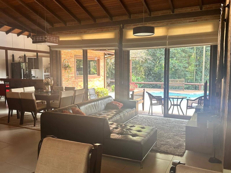 Casa térrea semi-nova em condom. fechado com 280m² na Serra da Cantareira.